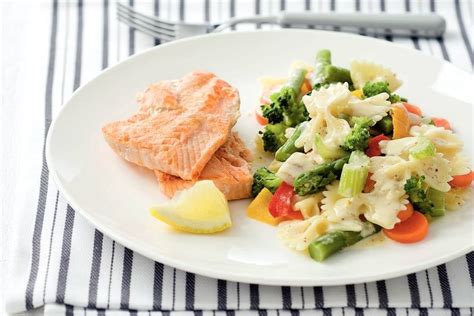 Zalm Met Groenten En Farfalle Recept Allerhande Albert Heijn