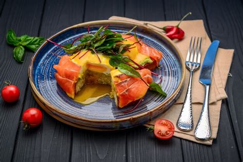 Toast Au Saumon œuf Poché Et Avocat Sur Une Assiette Petit Déjeuner