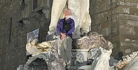 Firenze Sale Sulla Statua Del Nettuno Per Un Selfie Danni Per