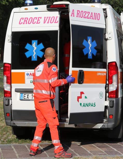 Rozzano Ubriaco Ruba Unambulanza E Poi La Abbandona Nel Pavese