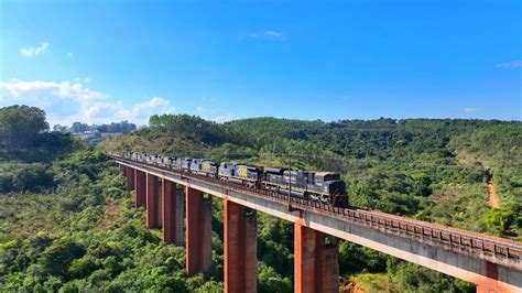 Trem Locomotivas escoteiras passando no viaduto e túnel Ferrovia do