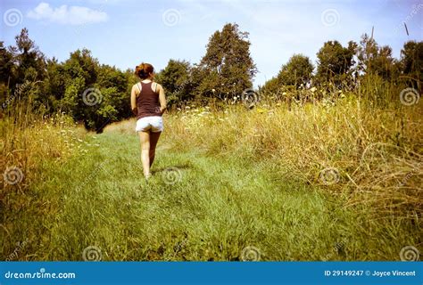 Jeune Femme Marchant Loin En Nature Image Stock Image Du Herbeux