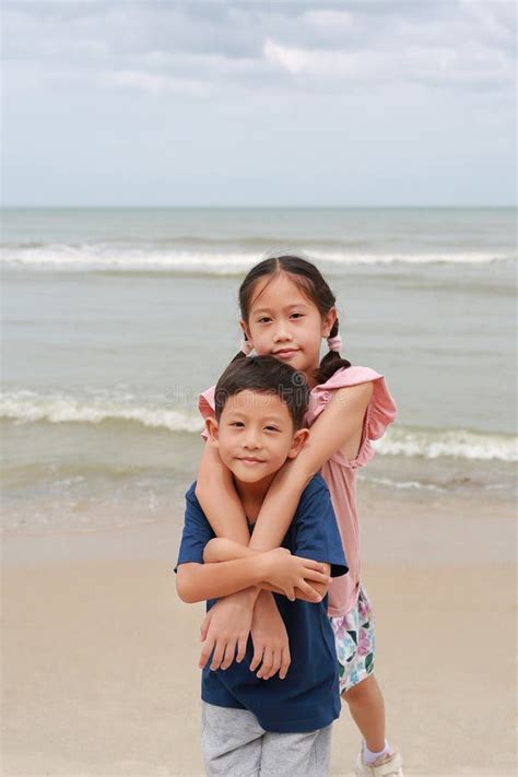 Sorrindo Crian As Felizes Na Praia Crian A Asi Tica E Crian A Menina