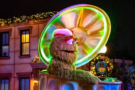 Oscar La Gruta En El Desfile Navideño De Plaza Sésamo 33 Imagen de