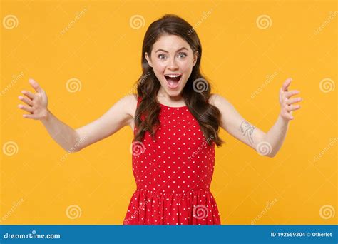 Jovencita De Brunette Emocionada Con Vestido Rojo De Verano Posando Aislada En Estudio De Fondo