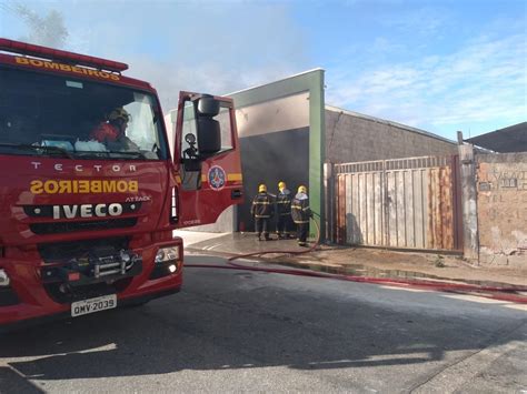 Curto circuito provoca incêndio em galpão de engenharia elétrica em