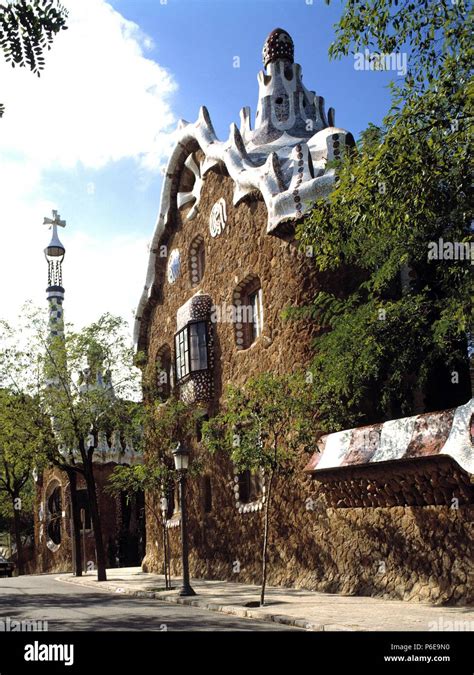 BARCELONA El Parque Güell Pabellón de entrada obra de Antonio Gaudí