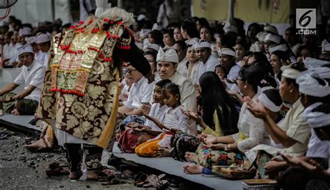 FOTO Melihat Prosesi Tawur Agung Kesanga Di Pura Aditya Jaya