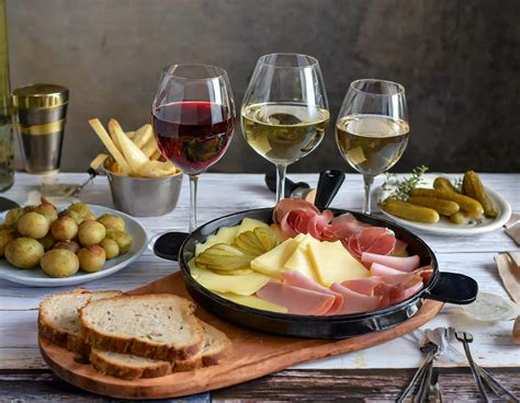 Quel vin servir avec une raclette pour une soirée réussie Masculin