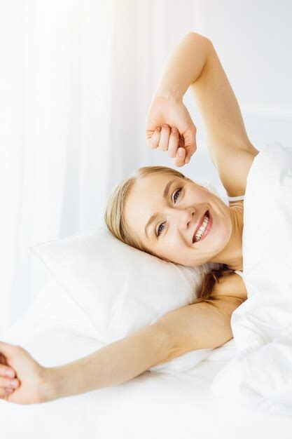 Mujer Sonriente Estirando Las Manos En La Cama Despu S De Despertar