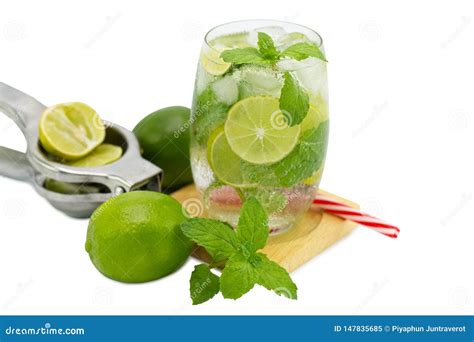 C Ctel De Mojito Con La Cal Y La Menta En Vidrio Imagen De Archivo