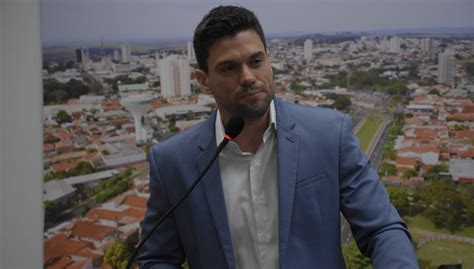 Prefeito Lucas Pocay afirma que vai vetar aumento do subsídio dos