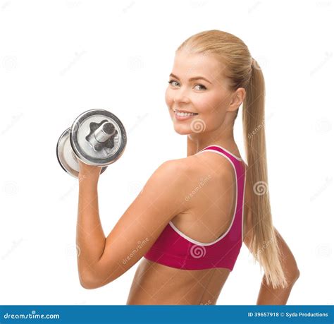 Mujer Sonriente Con Pesa De Gimnasia De Acero Pesada Foto De Archivo