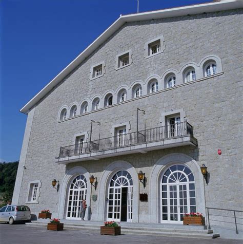 Parador Nacional De Vic Sau Junto Al Embalse De Sau