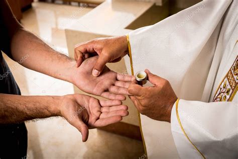 Manos De Un Sacerdote Cat Lico Aplicando El Aceite Para La Unci N De