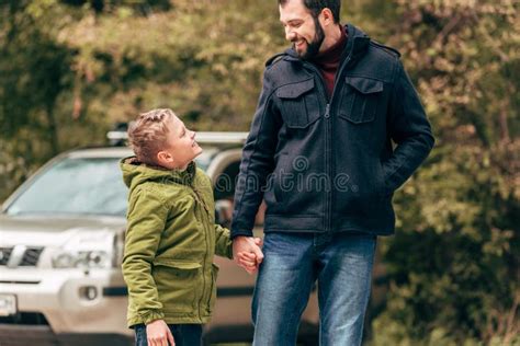 Padre Feliz E Hijo Que Llevan a Cabo Las Manos Y Que Se Sonríen Foto de