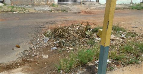 G1 Buraco em frente a ponto de ônibus vira depósito de entulho em