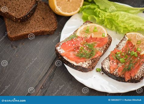 Bocadillo Con Los Salmones Para El Desayuno Imagen De Archivo Imagen