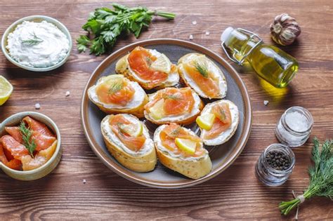 Sanduíches salmão defumado cream cheese e endro Foto Grátis