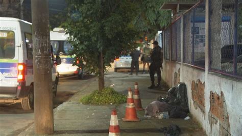 Homem em situação de rua morre em calçada de UPA na Taquara Rio de