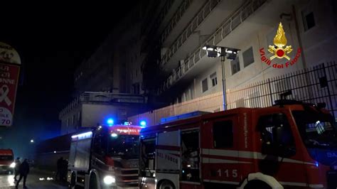 Incendio All Ospedale Di Tivoli Dichiarando Lo Stato Di Emergenza