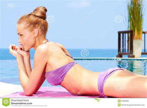 Prise Du Sunbath Dans Le Bikini Photo stock Image du sunbath élégant