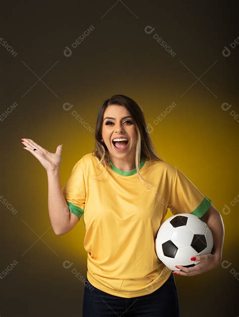 Fã de futebol de mulher torcendo por seu clube e time favoritos