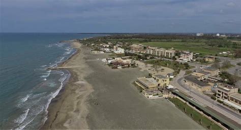 Tragedia Nel Mare Di Latina Si Tuffa Per Salvare 3 Bambine E Muore