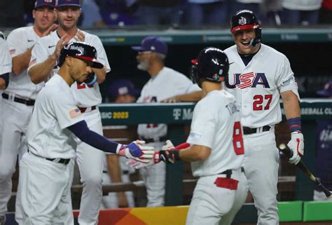 Wbc準決勝＜アメリカ・キューバ＞2回、2戦連発のターナー（右から2人目）を迎えるトラウト（右）（撮影・光山 貴大） ― スポニチ