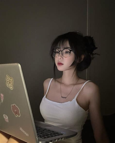 Nhan sắc hot girl nổi khắp MXH nhờ một tấm ảnh chụp với laptop Báo Tri thức và Cuộc sống TIN