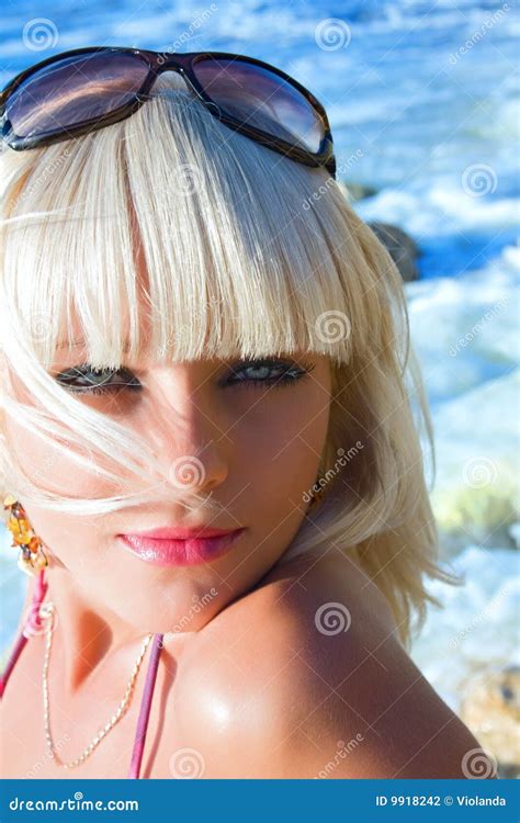 O Blonde Novo Sexual A Menina Em Uma Praia Foto De Stock Imagem De Beleza Verde 9918242