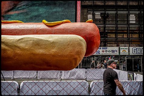 New York Hosts The Worlds Largest Hot Dog In Times Square La Voce Di