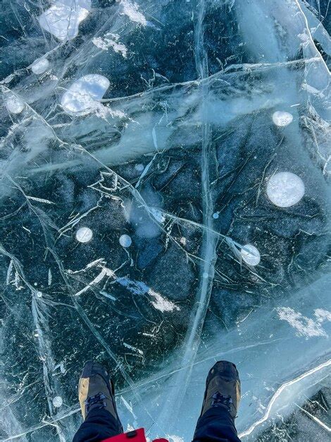 La Textura Natural Del Hielo Invernal Con Burbujas Blancas Y Grietas En