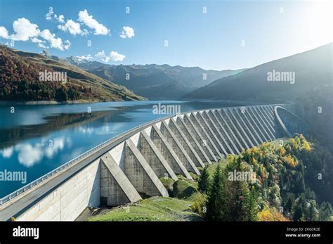 Dep Sito De Agua En La Represa Del Lago Y A Los Alpes Franceses Para