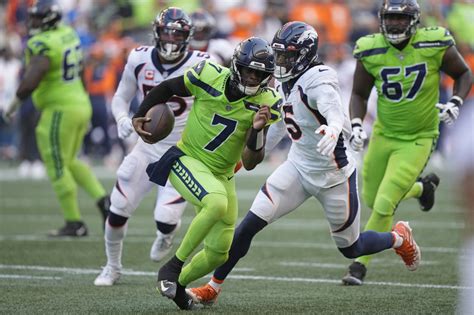 Seahawks Smith Spoil Wilsons Return To Seattle Heraldnet