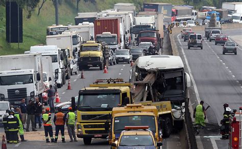 Acidente Na Rodovia Fern O Dias Cotidiano Fotografia