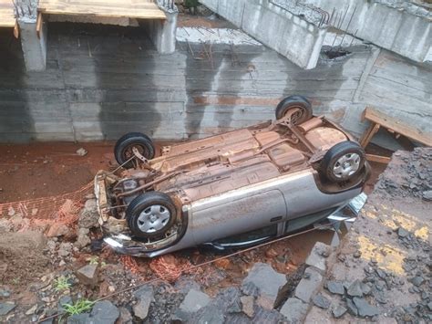 Motorista perde o controle da direção e carro cai dentro de riacho em