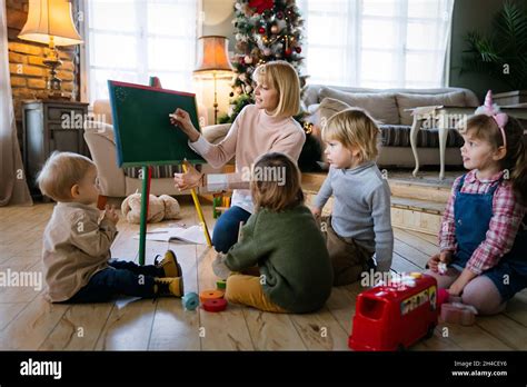 Maitresse D Cole En Maternelle Banque De Photographies Et Dimages