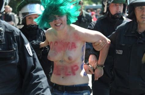 Polizisten F Hren Am Juni Femen Frauen Nach Einer Protestaktion