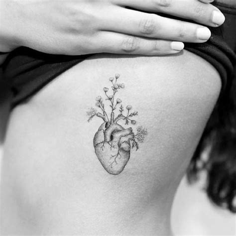 Tatuaje De Corazon Con Flores Pequenas Tatoo Heart Heart Flower Tattoo