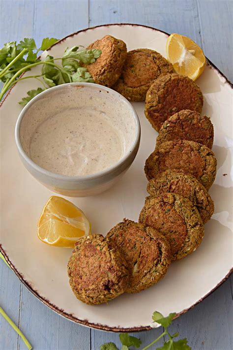 Falafel De Lentejas Con Salsa De Yogurt Y Pan Chapati Pan Indio