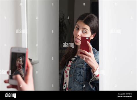 Girl selfie mirror Banque de photographies et dimages à haute