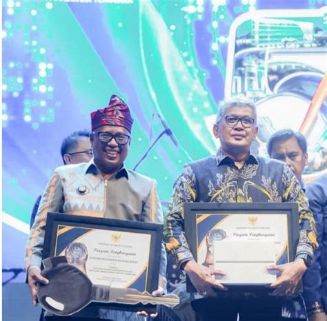 Pemkab Mubar Terima Penghargaan Paritrana Award Dari Bpjs Ketenagakerjaan