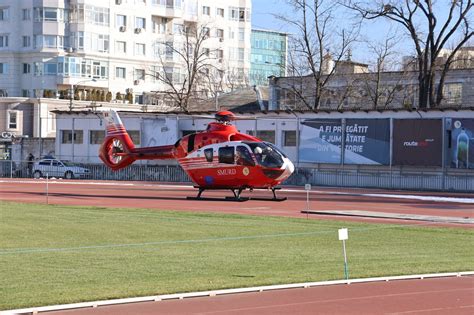 Un T N R De De Ani Transportat Cu Un Elicopter Smurd La Chi In U