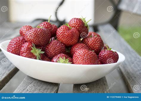 Agrupe La Placa Blanca De Las Fresas Rojas Frescas Frutas Limpias