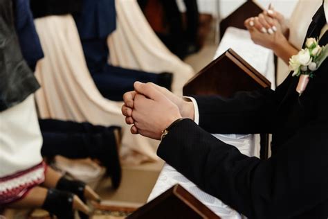 Novia Y Novio Prepar Ndose Para La Comuni N De Rodillas En La Ceremonia