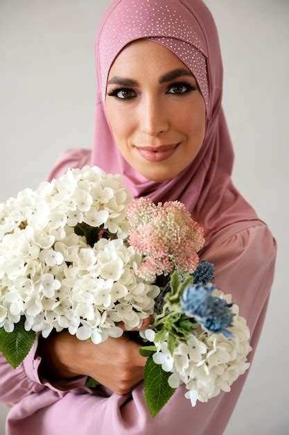 Femme Posant Avec Vue De Face De Fleurs Photo Gratuite