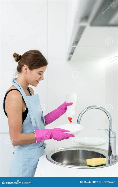 Mujer Adulta Joven Lavando Platos En La Cocina Foto De Archivo Imagen