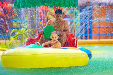 Bambino In Bikini Che Fa Scorrere Il Parco Dell Acqua Fotografia Stock Immagine Di Ragazza