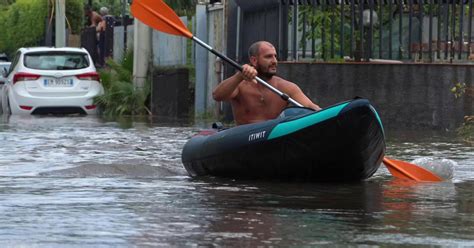 Pagaiando Sulla Strada Allagata Gli Effetti Del Nubifragio A Catania